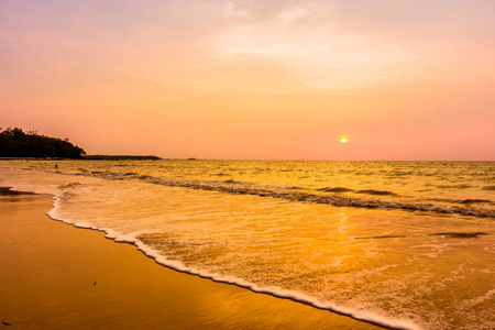 热带海滩上美丽的夕阳