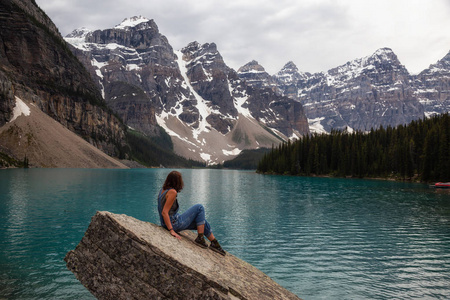 冒险的女人享受美丽的加拿大落基山脉景色。在加拿大艾伯塔省班夫国家公园冰碛湖拍摄