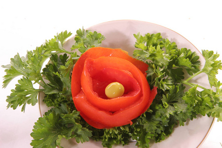 从西红柿里升出来的。蔬菜艺术装饰