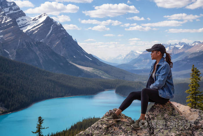 年轻的女孩享受美丽的加拿大落基山脉景观, 在一个充满活力的阳光明媚的夏日。在加拿大艾伯塔省班夫国家公园 Peyto 湖拍摄