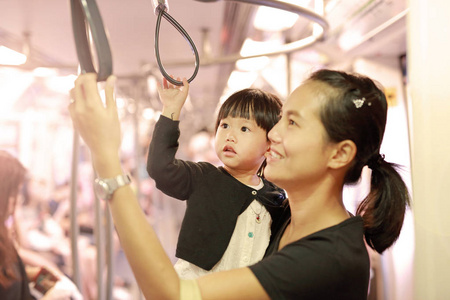 母亲携带女儿在天空的列车