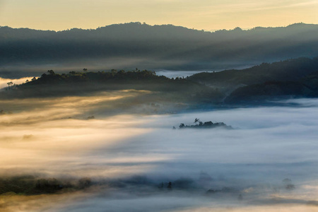 美丽的日出的旅行地方清晨的薄雾在帕尧省，泰国富朗卡国家公园