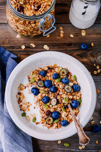 健康的早餐 燕麦格兰诺拉麦片，酸奶，新鲜蓝莓和南瓜种子
