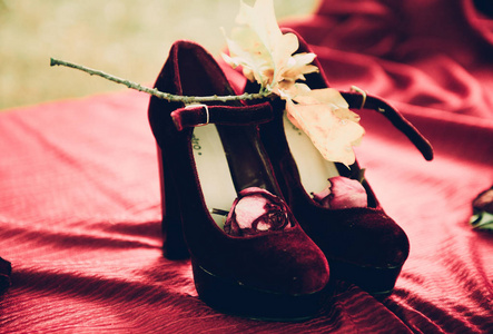 美丽的女人鞋子在床户外秋天，复古的复古风格和时尚