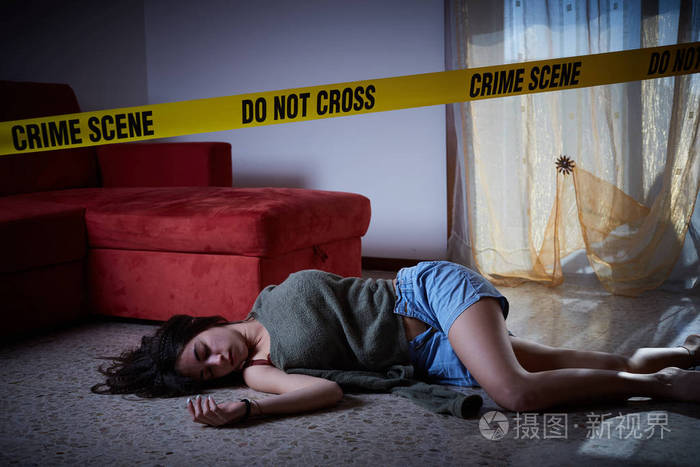 犯罪现场模仿没有生气女人躺在地板上