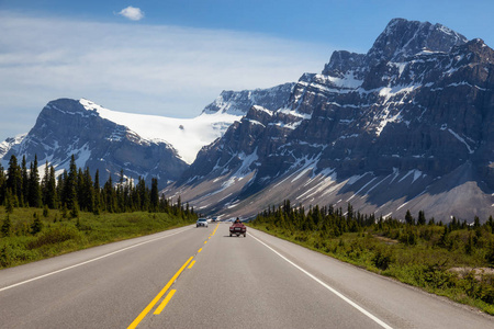 美丽的道路在加拿大落基山脉在一个充满活力的阳光明媚的夏日。在加拿大艾伯塔省班夫国家公园冰原公路大道上拍摄