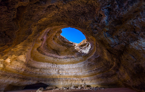 Benagil, 葡萄牙, 欧洲附近的阿尔加维海岸的一个海洞穴的内部暴露。从乘船旅行看自然地质学