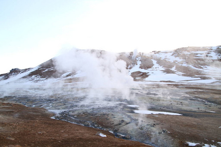 冰岛北部 Hverir 的地热区, 靠近 Myvatn 湖和阿库雷里。冰岛东北部。泥盆沸腾, 地面五彩而裂。冰岛北部 Hvera