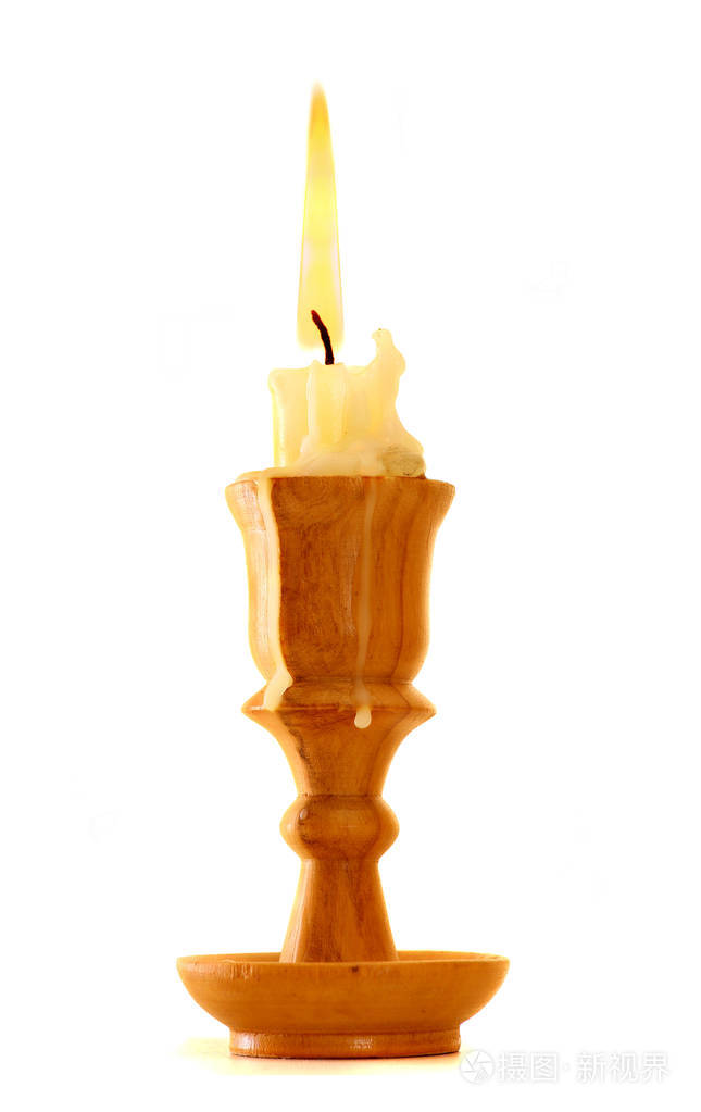 燃烧旧蜡烛老式木制烛台.白色背景上孤立