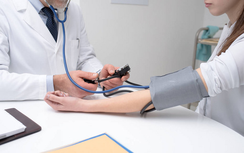 医生检查病人的血压