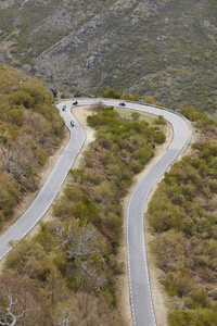 弯曲的沥青山路与摩托车。乡村风景旅游。垂直