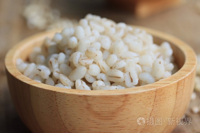 香喷喷的米饭大麦煮熟