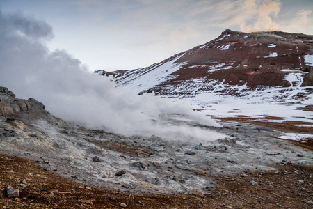 冰岛北部 Hverir 的地热区, 靠近 Myvatn 湖和阿库雷里。冰岛东北部。泥盆沸腾, 地面五彩而裂。冰岛北部 Hvera