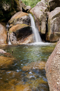 Pontido 村 Vizela 河的河岸在 Queimadela 大坝前 Fafe