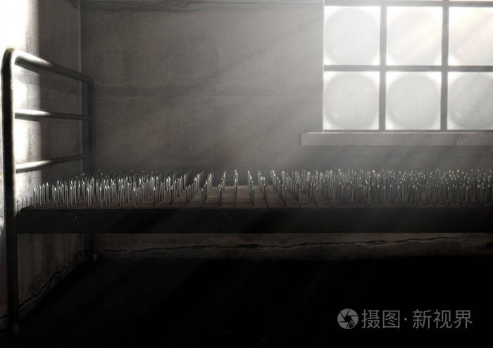 在一个房间里的钉子床上