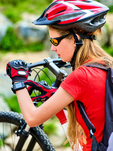 女人旅行自行车夏季公园。旅行的智能手表的女孩