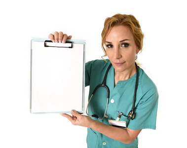 女人 md 急诊医生或护士控股和显示空白复制空间广告牌文件夹