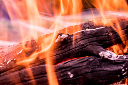 燃烧火灾,烟雾,木材,灰和煤的背景或质地.橙色和黑色的熔炉图片照片