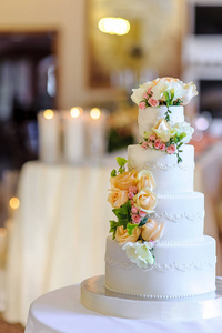 漂亮的婚礼蛋糕，蛋糕的特写和模糊背景，se