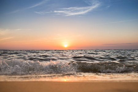 日落和在夏天在芭堤雅海滩的海水