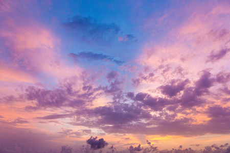 橙色的夕阳的天空。美丽的天空