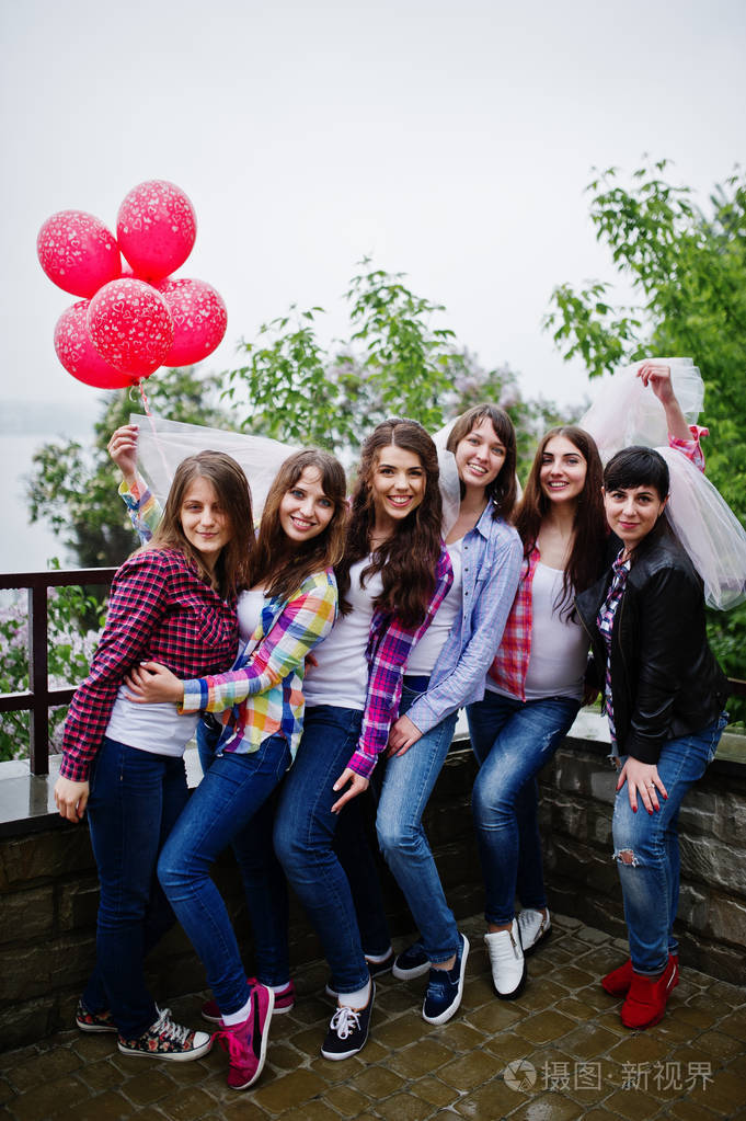 组的乐趣在母鸡晚会,气球下的六个女孩