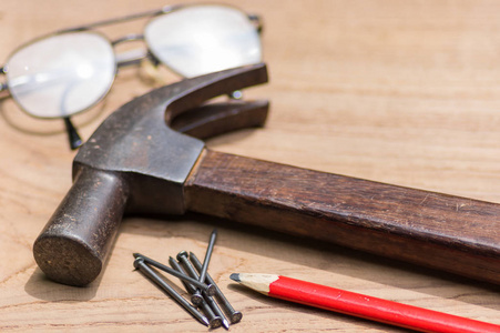 木制木板用锤子钉子铅笔眼镜的木匠工具集