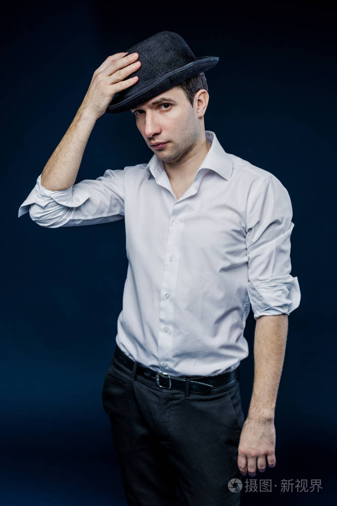 时尚在圆顶硬礼帽的男人
