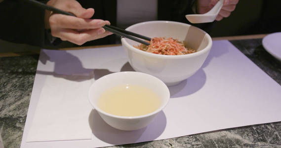 妇女在餐馆享用中国拉面图片