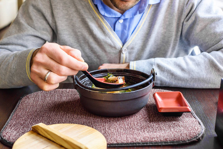 在传统的日本餐厅的人吃味噌汤