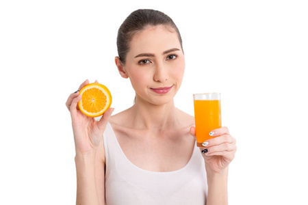 妇女举行橙汁分离在白色背景