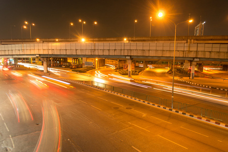 在夜晚的街头高速公路