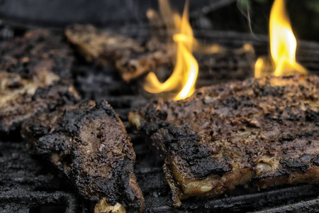 烤架上烧焦的食物照片