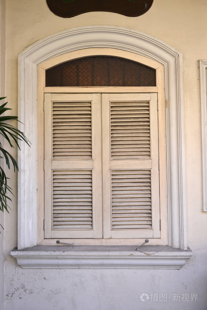 城市街道上的一排老式老式窗户