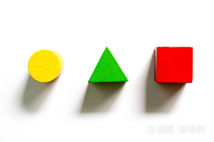 套白色背景上的玩具多彩木制形状 (,三角形,圆)照片-正版商用图片0q9g