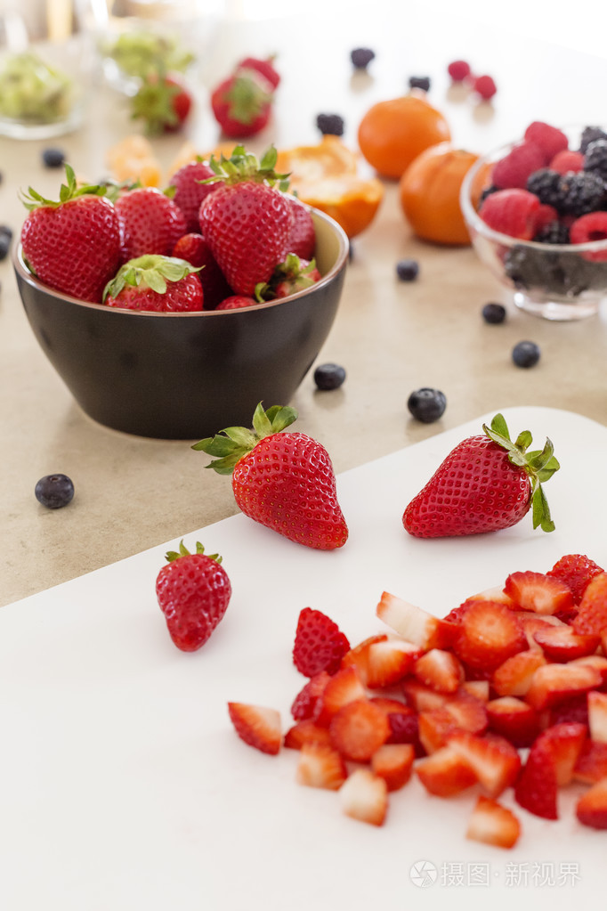 在厨房的桌子上的水果