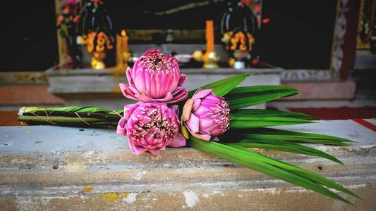 泰庙祭祀佛像花花束图片