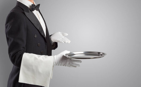 方面的精英服务员用白色手套和钢托盘服务照片