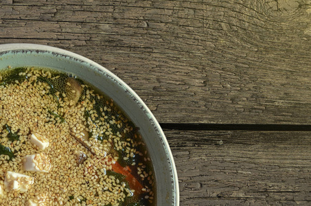 开胃鱼汤与芝麻种子在绿色瓷板上的灰色背景。日本料理