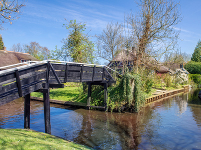 在 Giethoorn 运河桥