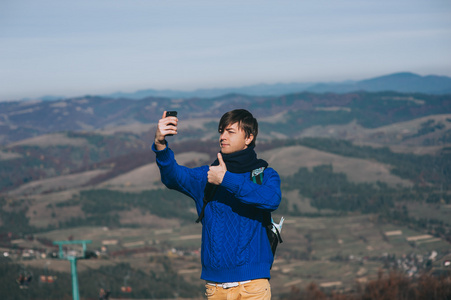 年轻的时髦拍照在山