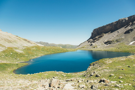 在高加索，亚古珥湖山背包