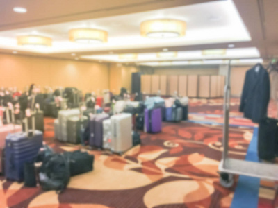运动模糊行李寄存室与行李车在豪华酒店在美国旧金山。可供想留袋的客人使用。弥散彩色手提箱背景采集
