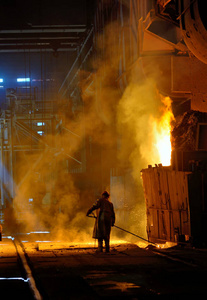 在钢铁厂的炼钢工人图片