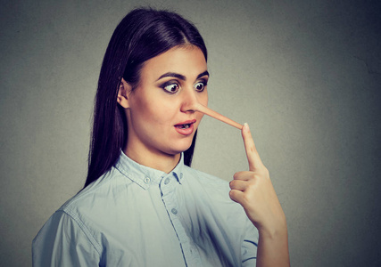 长长的鼻子的骗子女人照片