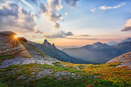 美丽多彩的夏日风景 风景如画的山水 绿草花 多云的天空背景照片 正版商用图片05d5h8 摄图新视界