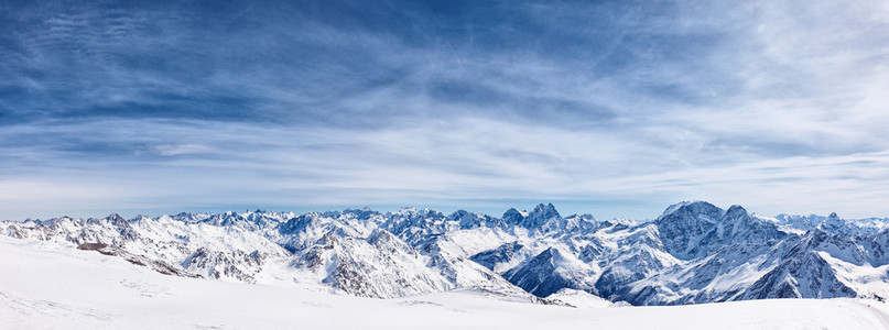 雪山下的风景照片