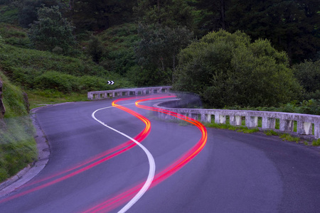 道路曲线上的汽车灯