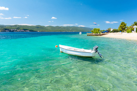 克罗地亚住宿 Peljesac 半岛上有小船的蓝亚得里亚海海