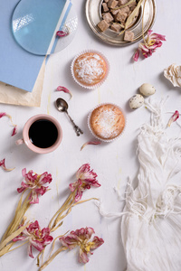咖啡杯，粉红色的郁金香花从早餐上母亲一天或妇女节白色仿古桌上的蛋糕